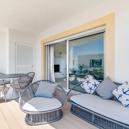 By The Sea Ocean View Apartman